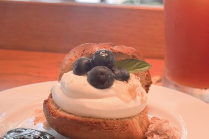 カフェのテーブルにケーキとアイスティーが乗っている
