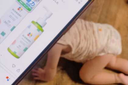 おむつの赤ちゃんとamazonの購入画面が写っている