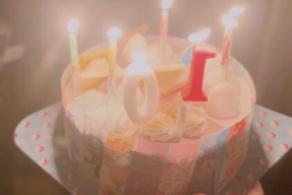 10のローソクがささったアイスケーキ