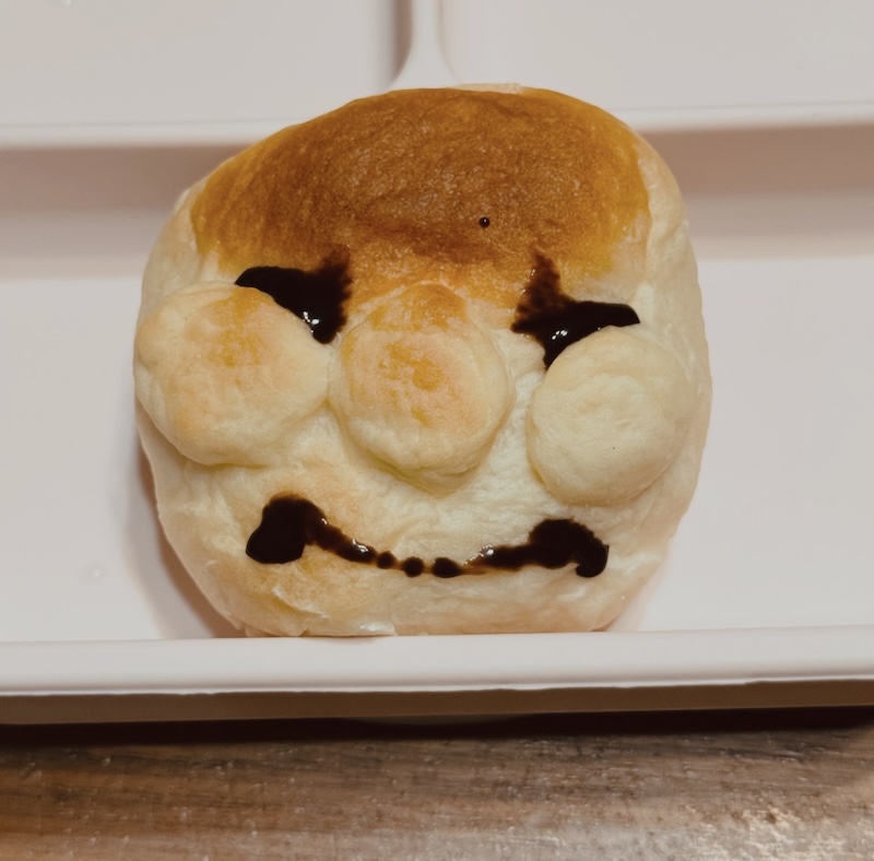 顔のようなデザインのパン