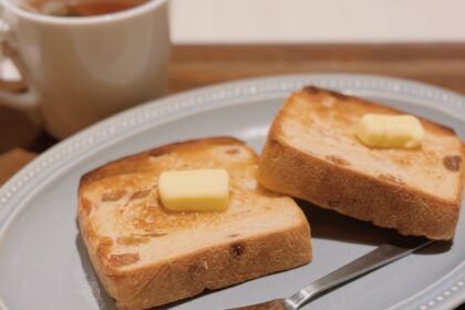 トースト2枚と紅茶がテーブルに置いてある